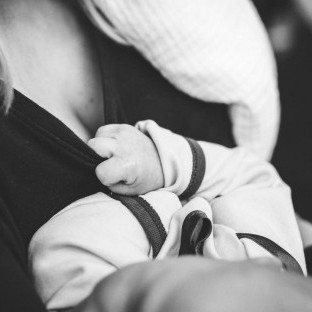 Breastfeeding Tips para sa First-Time Moms